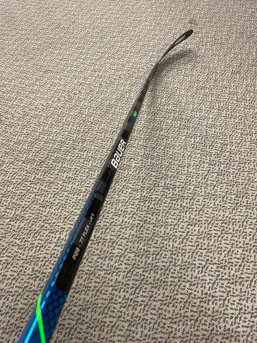 Bauer Nexus Geo P28 curve 77 flex left hand stick