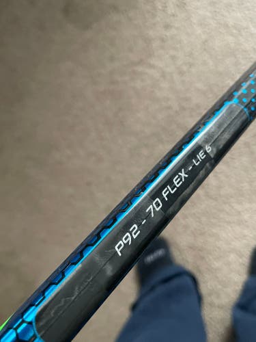 Senior Left Hand Mid Pattern Nexus Geo Hockey Stick