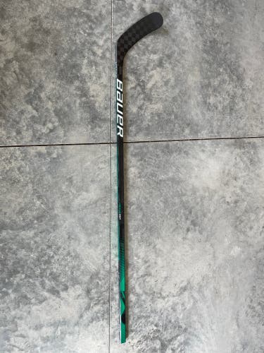 Senior Right Handed Mid Pattern Pro Stock Nexus Geo Hockey Stick