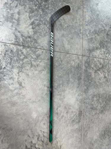 Senior Right Handed Mid Pattern Pro Stock Nexus Geo Hockey Stick