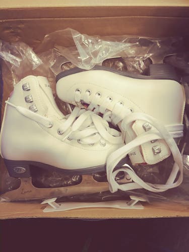 New Riedell 14 Set Figure Skates Size Youth 11