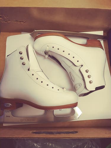 New Riedell 23 Set Figure Skates Size 13.5 Youth