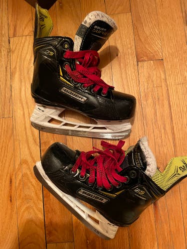 Youth Used Bauer Supreme 2S Hockey Skates Extra Wide Width Size 13.5