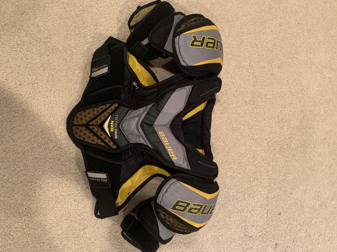 Bauer Supreme NXG Shoulder Pads (Size Medium)
