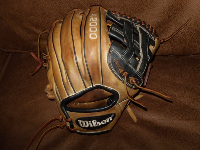 Used Right Hand Throw Wilson Infield A2000 Baseball Glove 11.5"