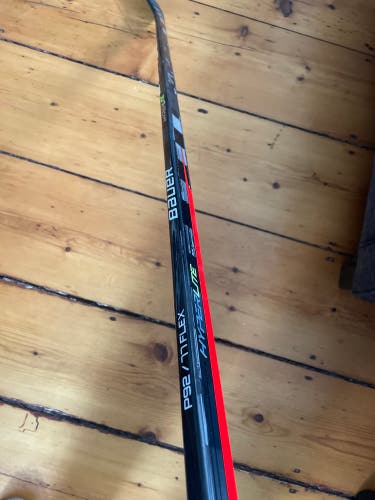 Senior Right Handed   Vapor Hyperlite Hockey Stick
