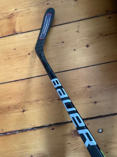 Senior Right Handed  Vapor Hyperlite Hockey Stick