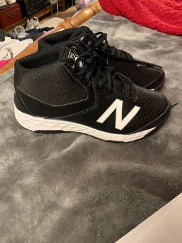 Size 8.5 mens new balance turf cleats