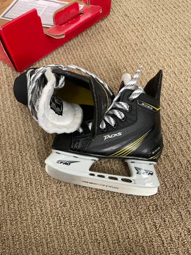 Youth CCM Regular Width Size 10 Super Tacks Hockey Skates