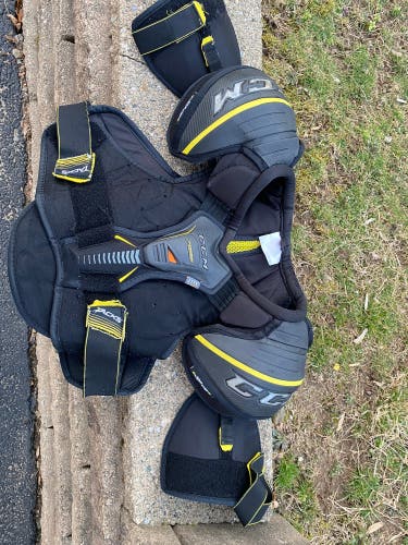 Senior Medium CCM Tacks 7092 Shoulder Pads
