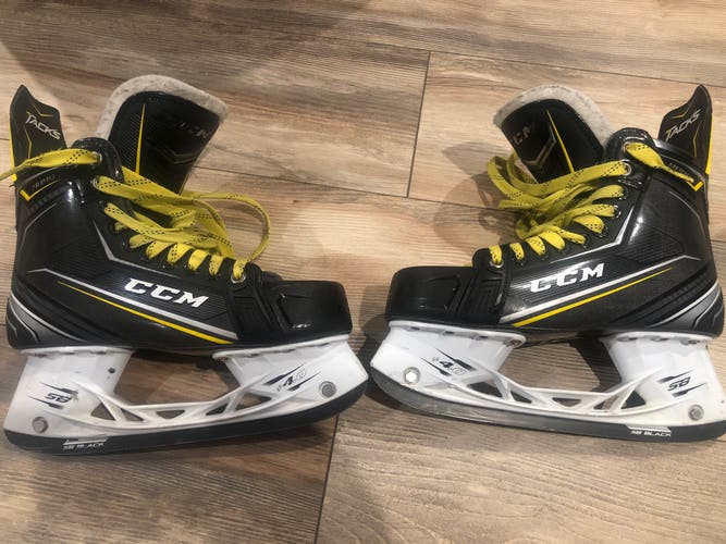 Senior CCM Regular Width Size 8 Tacks 9090 Hockey Skate