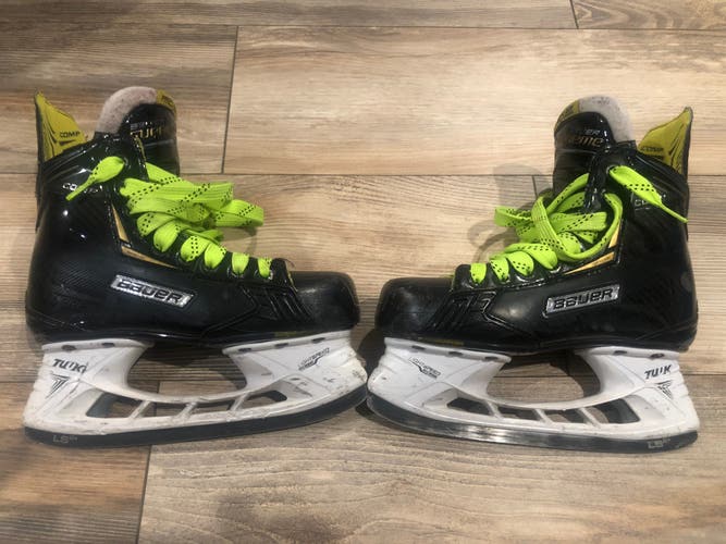 Junior Bauer Regular Width Size 2.5 Supreme Comp Hockey Skates