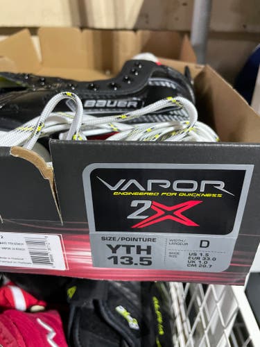 Youth New Bauer Vapor 2X Hockey Skates Regular Width Size 13.5