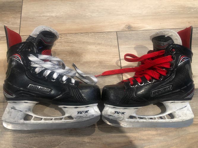 Youth Bauer Regular Width Size 13.5 Vapor X500 Hockey Skates
