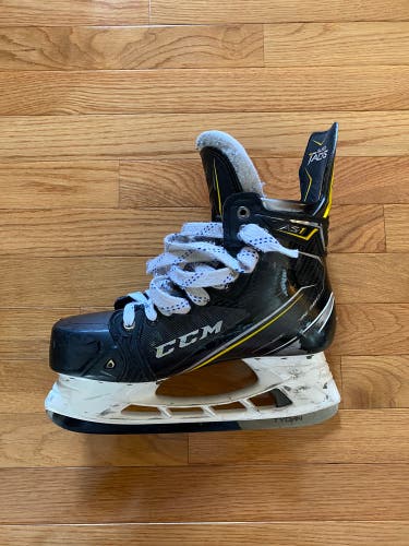 Senior CCM Regular Width  Size 8 Super Tacks AS1 Hockey Skates
