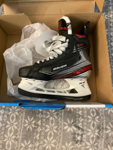 New Junior Bauer Vapor 2X Pro Hockey Skates Extra Wide Width Size 4.5