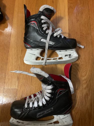 Junior Bauer Regular Width  Size 2 Vapor X400 Hockey Skates