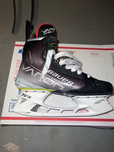 Senior Bauer Regular Width  Size 7.5 Vapor Hyperlite Hockey Skates