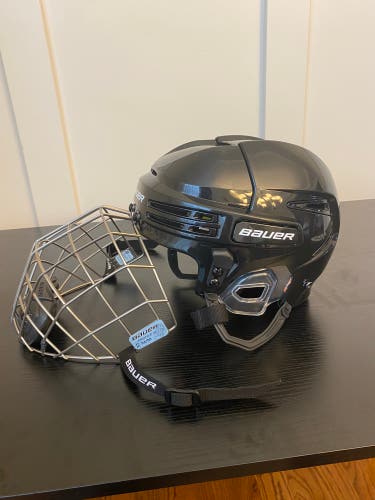 New Medium Bauer Re-Akt 75 Helmet