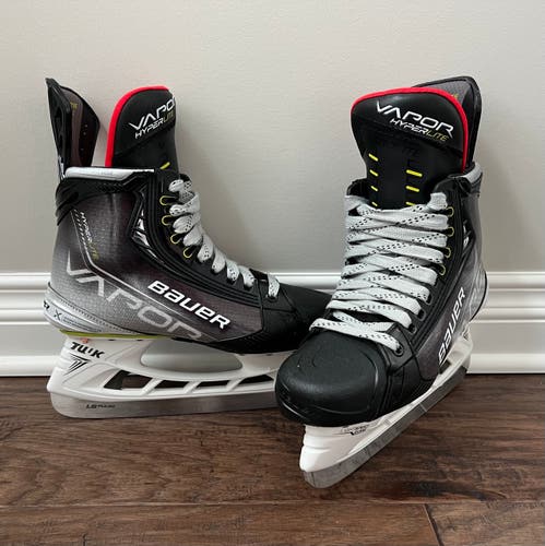 Senior New Bauer Vapor Hyperlite Hockey Skates Wide Width Size 6.5