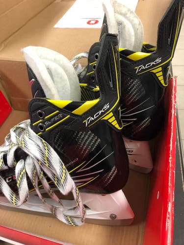 Senior New CCM Super Tacks Hockey Skates Extra Wide Width Size 7.5
