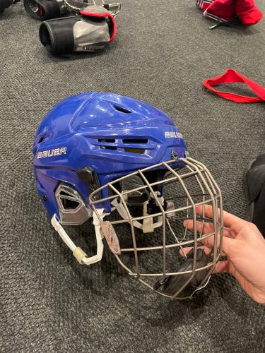 Barely Used Medium Bauer Re-Akt 95 Helmet With Cage
