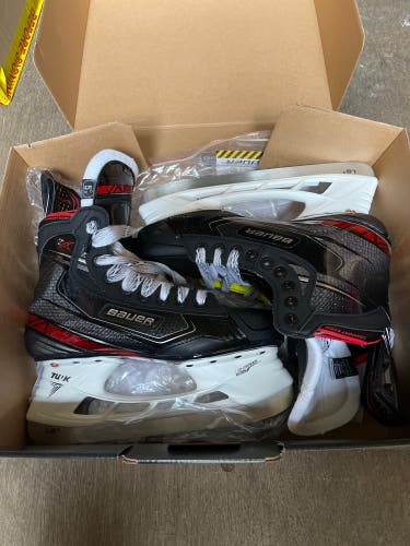 Junior Bauer Regular Width  Size 5.5 Vapor 2X Hockey Skates