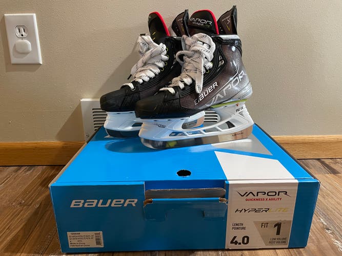 Junior Used Bauer Vapor Hyperlite Hockey Skates Regular Width Size 4
