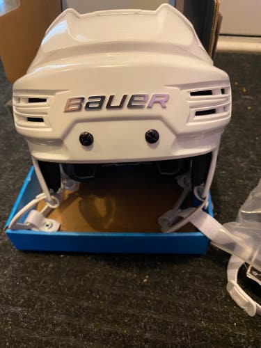 New White Bauer  Re-Akt 200 Helmet Small