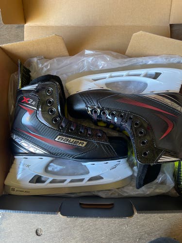 Junior Bauer Regular Width  Size 4 Vapor X2.6 Hockey Skates