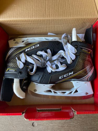 Junior CCM Regular Width  Size 2.5 Tacks 9060 Hockey Skates