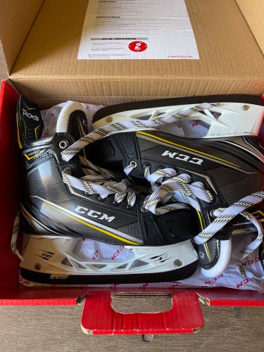 Junior CCM Regular Width  Size 5.5 Tacks 9090 Hockey Skates