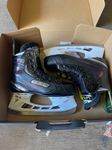 Junior Bauer Regular Width  Size 1.5 Vapor X2.6 Hockey Skates