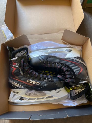 Senior Bauer Regular Width  Size 10 Vapor X2.6 Hockey Skates