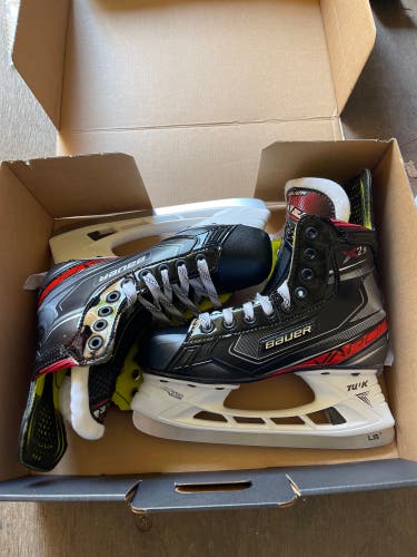 Junior Bauer Regular Width  Size 4.5 Vapor X2.9 Hockey Skates