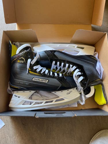 Senior Bauer Regular Width  Size 10 Supreme S25 Hockey Skates