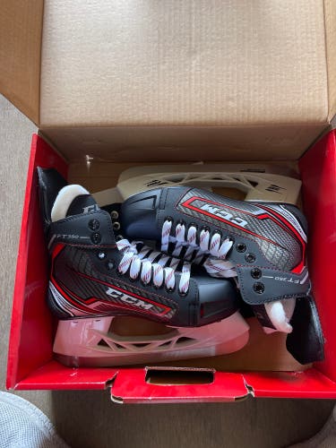 Junior CCM Regular Width  Size 4 JetSpeed FT350 Hockey Skates