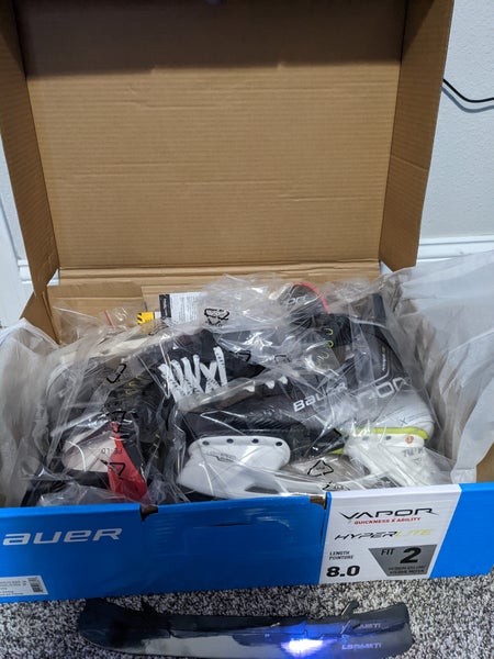 Senior New Bauer Vapor Hyperlite Hockey Skates Size 8