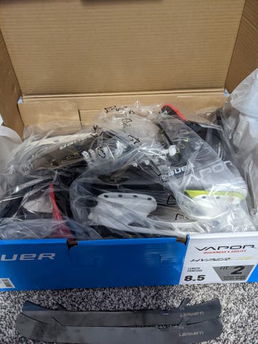 Senior New Bauer Vapor Hyperlite Hockey Skates Size 8.5