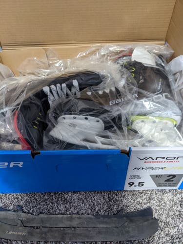Senior New Bauer Vapor Hyperlite Hockey Skates Size 9.5 Fit 2