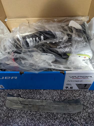 Senior New Bauer Vapor Hyperlite Hockey Skates Size 9.5 Fit 1