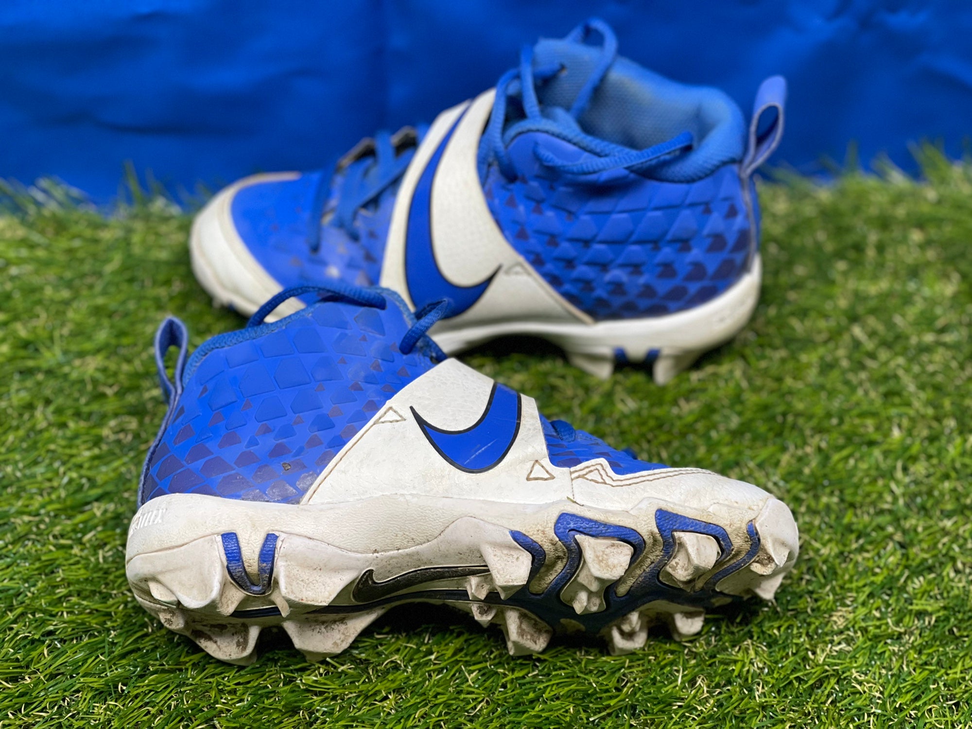 blue and white nike baseball cleats