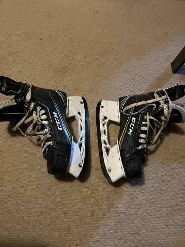 Senior CCM Regular Width  Size 9.5 Tacks 9090 Hockey Skates
