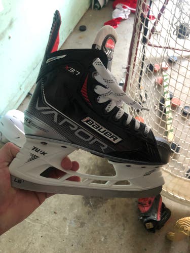 Junior Bauer Regular Width  Size 4 Vapor X3.7 Hockey Skates