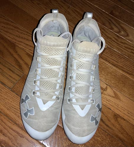 White Men's Adult Used Size 10 (Women's 11) Molded Cleats Under Armour Low Cut Spotlight