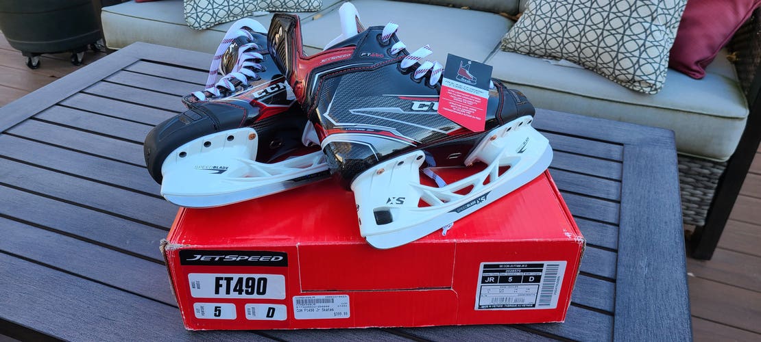 Junior New CCM JetSpeed FT490 Hockey Skates Regular Width Size 5