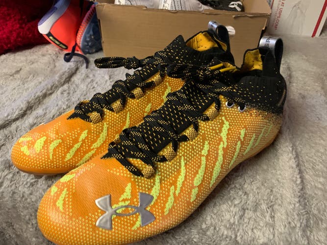 Under Armour molded  football cleats low cut spotlight Lux