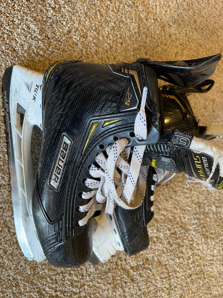 Junior Used Bauer Supreme 2S Pro Hockey Skates Regular Width Size 5.5