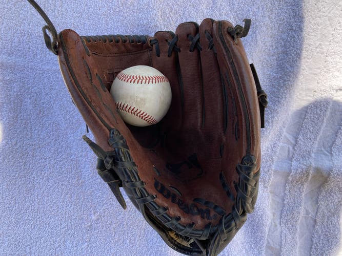 Used Right Hand Throw Wilson Outfield A2452 Baseball Glove 11.5"