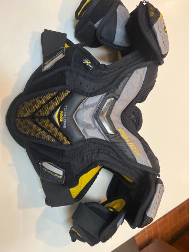 Junior Medium Bauer Supreme TotalOne NXG Shoulder Pads